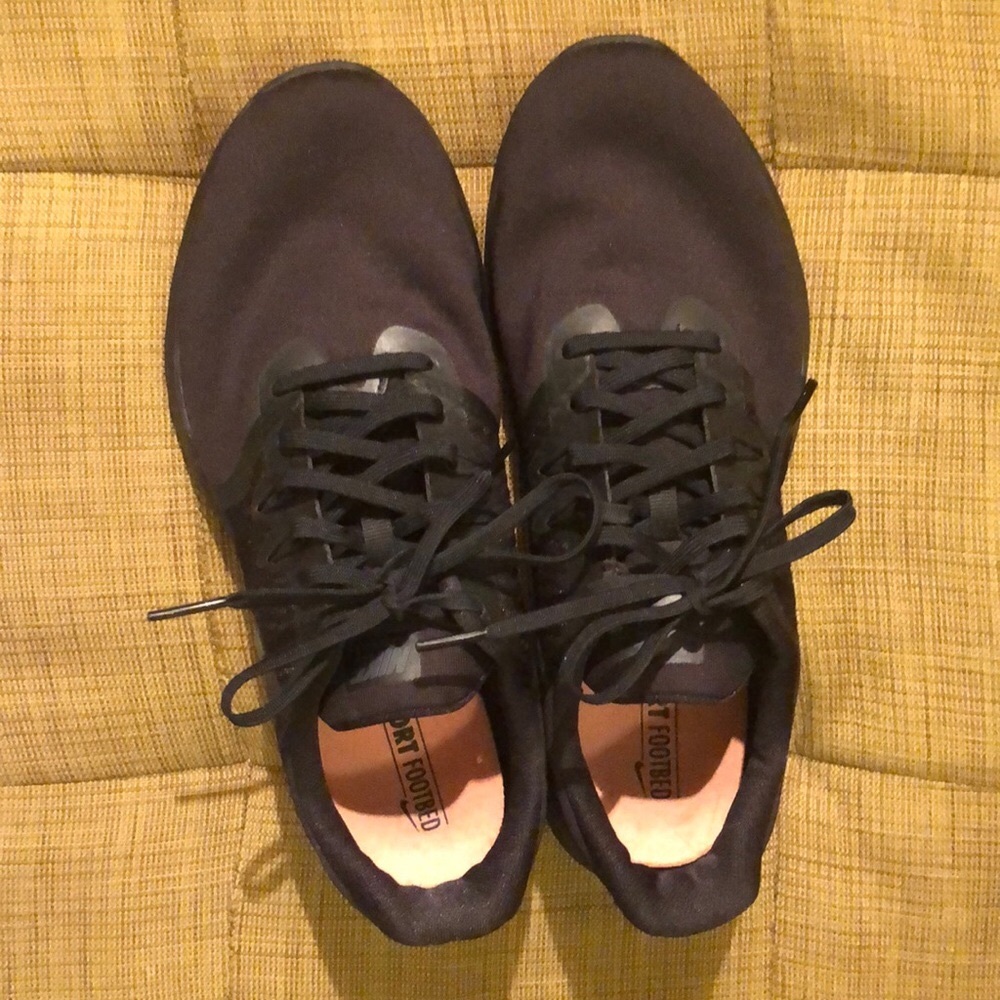 EUC All Black Nike Size 9 In-Season TR8 Sneakers